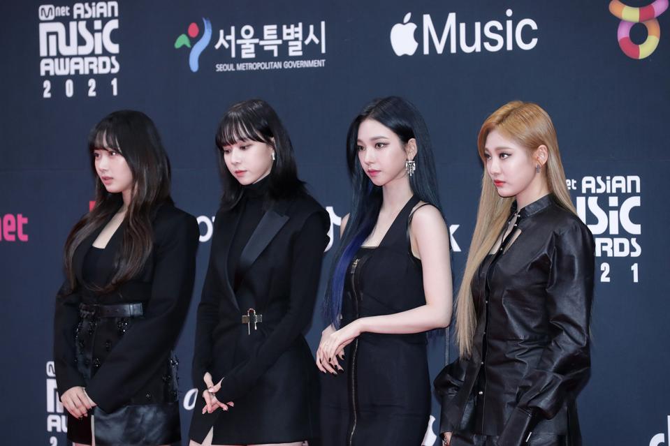 Forbes's tweet image. With A New Global Hit Single, Aespa Ties Twice For A Historic Placement Among K-Pop Acts forbes.com/sites/hughmcin…