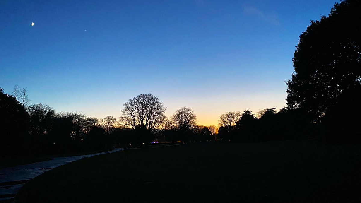FionaKGraham's tweet photo. This park could really do with some lights #nightrun #stannes #sunset https://t.co/nY30J28UzD