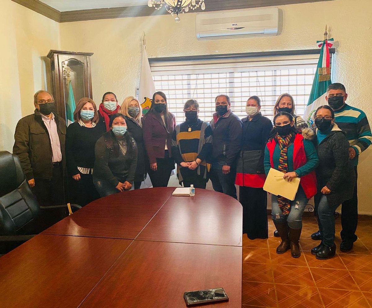 LauritaGalindo7's tweet photo. “LA EDUCACIÓN ES EL ARMA MÁS PODEROSA QUE PUEDES USAR PARA CAMBIAR EL MUNDO” #LaEducaciónEsPrimero

Reunión de presentación y disposición de trabajo por la #EDUCACIÓN.  📚✂️🖍🍎✏️ https://t.co/QLMjC0kDqF