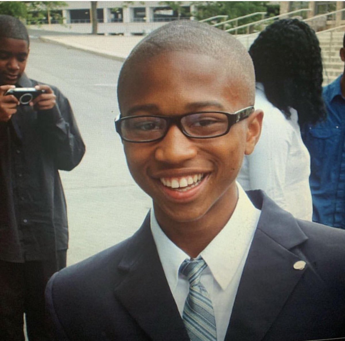 flowmoney__'s tweet photo. Her: I like nerdy guys 
Me: https://t.co/CyW3y1E1gS