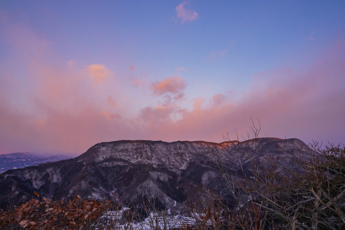 1/4戸神山からの三峰山 山頂少しと雲が朝陽によって赤く染まってました