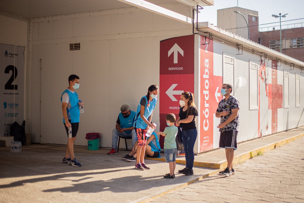 psocialmunicba's tweet photo. En estos días calurosos, ☀��� estamos entregando agua potable en el Hospital Modular de Emergencia 🏥 del Polo Sanitario.

➡️ Ya son 804 botellas de agua las repartidas. https://t.co/o3CgkuRsud