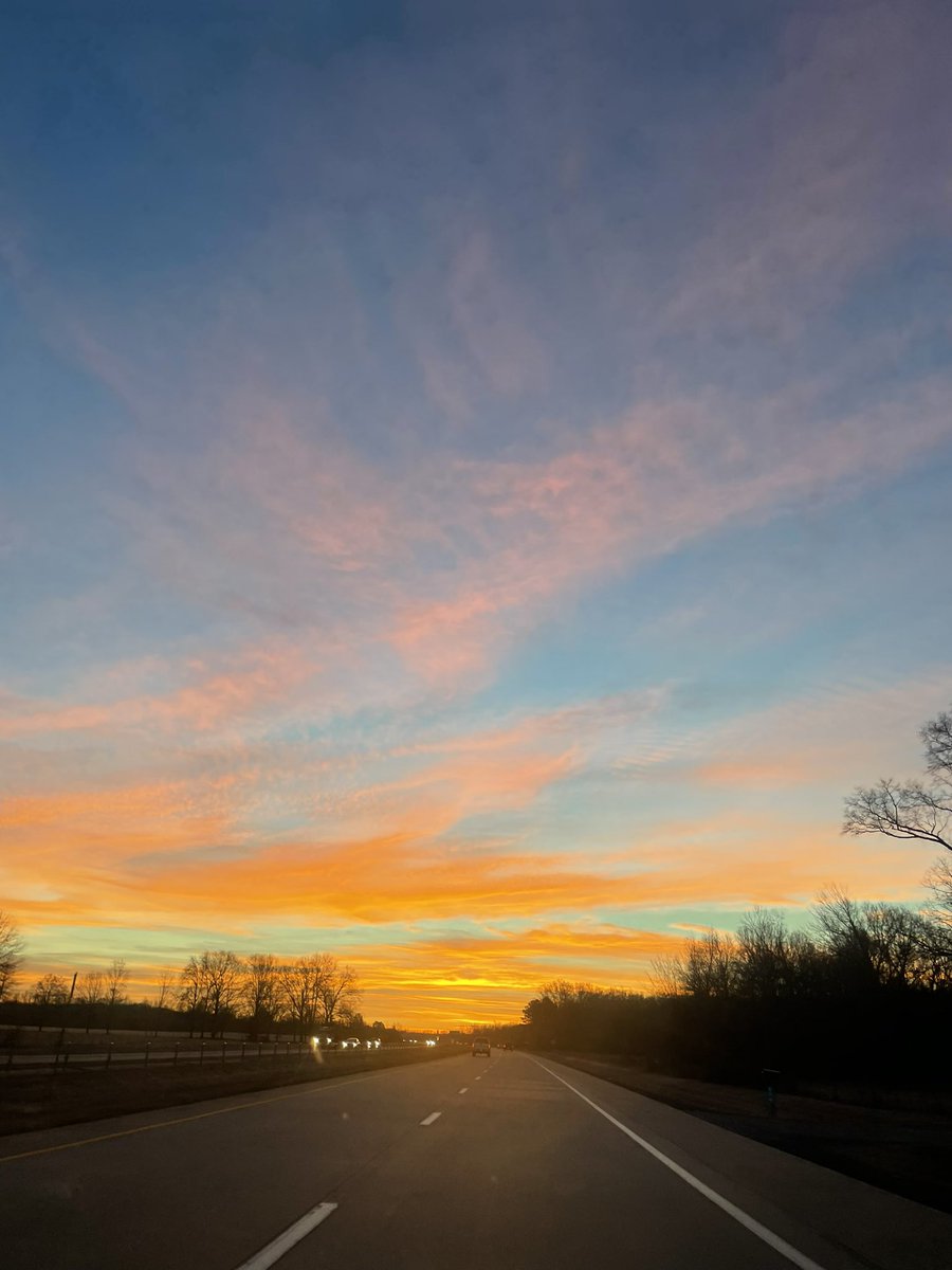 mo_lyle's tweet photo. driving to work at sunrise and driving home at sunset on the same day https://t.co/hSh8aeTmFJ