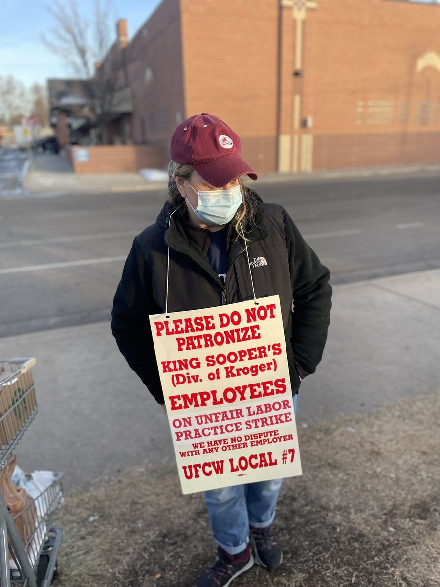 leslieherod's tweet photo. The people willing to stand in much longer lines at Safeway make me happy. @UFCW_7 #DontCrossThePicketLine https://t.co/JrvjI992pp