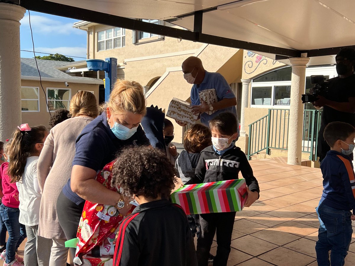 🎁 Our Reyes Magos still spreading the holiday cheer as they surprised the children of Centro Mater Child Care Services Inc. yesterday morning 🎁#GivingBack #KiwanisofLittleHavana