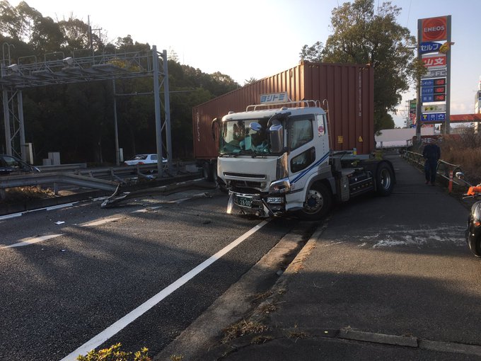 事故 国道1号 枚方市高野道付近でトレーラーが2車線塞ぐ事故 渋滞 現地画像まとめ まとめダネ