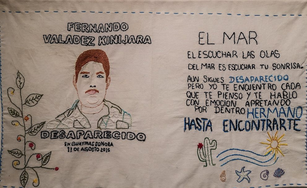 PdPagina's tweet photo. #EnPortada La exposición 'Tras las huellas de l_s desaparecid_s' reúne historias de búsqueda a través de los textiles: desde Michoacán hasta Santiago de Chile, desde Medellín hasta Zimbabwe.
📷 @BSaurio
https://t.co/CqJK3EuqI2 https://t.co/NrlU55klaD