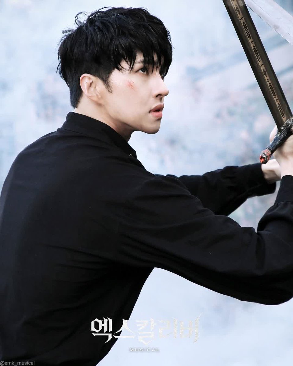 ikendoitt's tweet photo. Excalibur photoshoot behind the scenes VIXX Ken 1/2 https://t.co/QJ6zw3NEPP