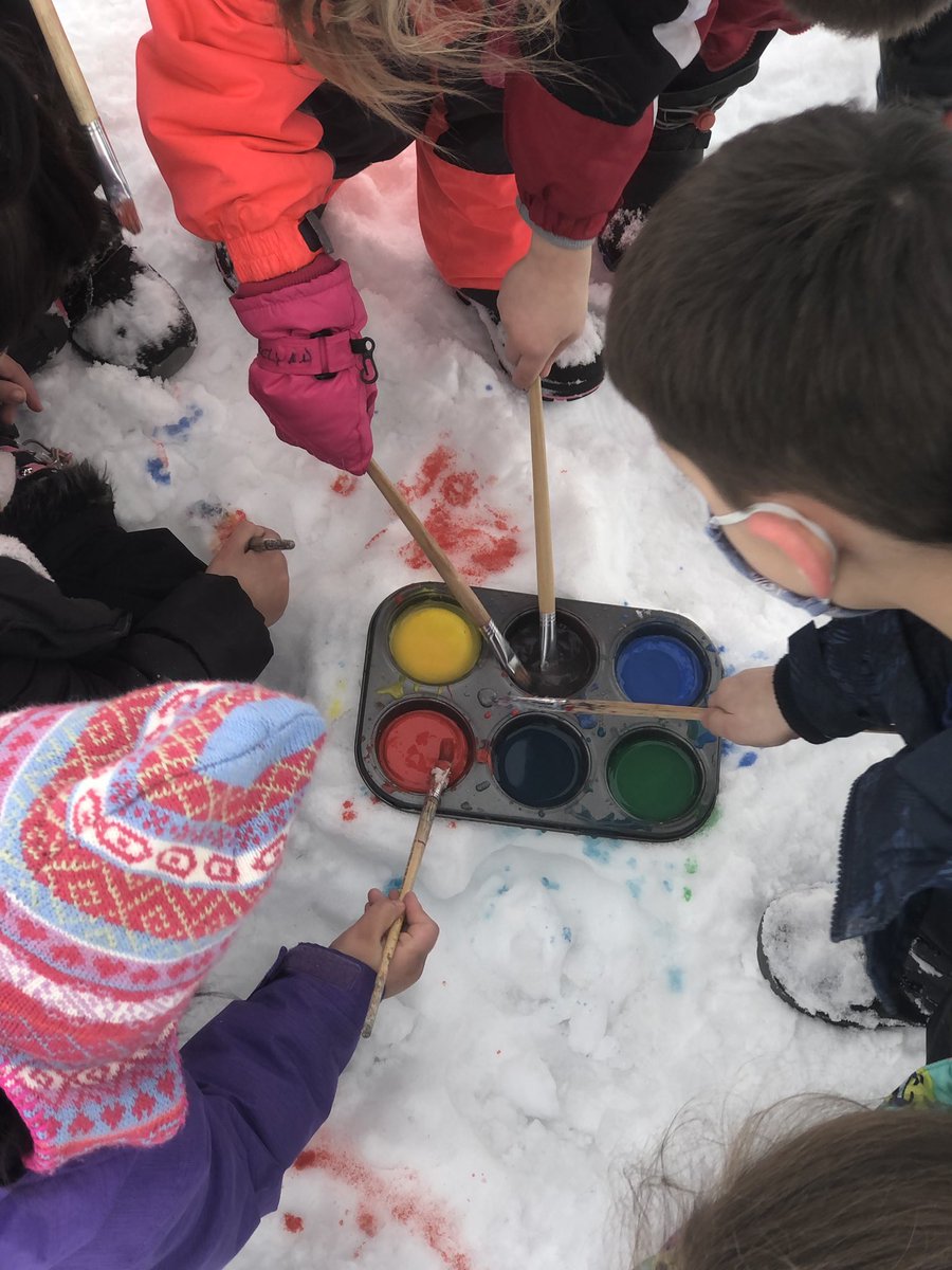 KinderVv's tweet photo. What a beautiful day to take our learning outside! We wrote words, tried splatter art, mixed colors and then walked through our art gallery to appreciate the work our friends created. Why use paper when we have a beautiful snowy canvas outside? #Kindergarten #learningontheland https://t.co/ARAVWTZTV9