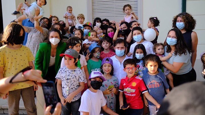 GabrielBoric's tweet photo. Hoy las niñas y niños del barrio donde tenemos nuestra oficina me sorprendieron, se organizaron para que jugáramos y dibujamos en el piso con tiza. Las palabras sobran porque la alegría es inmensa, muchas gracias por esto al futuro de Chile! https://t.co/XznUDDiJC3