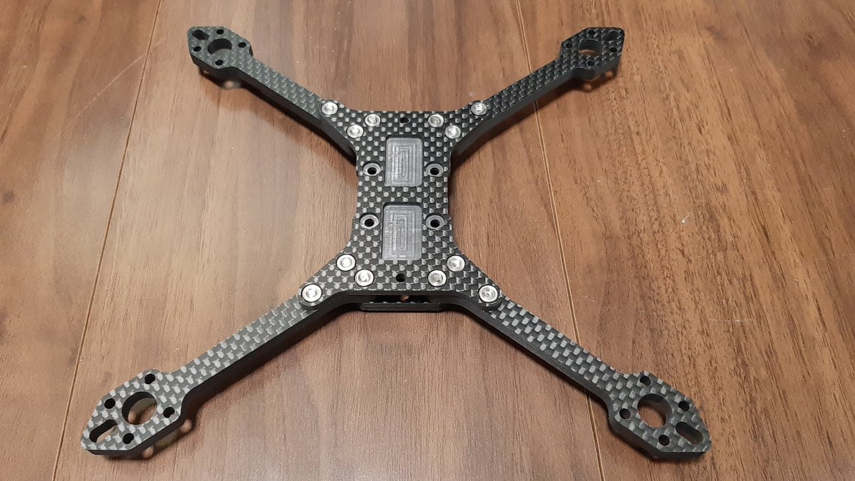 aerobattler's tweet photo. カーボンラボJpさんで、作った、Ver4のフレームが届いて組んで見ました。
　ざぐりや肉抜きをしても、さほど価格がアップしないのはすばらしー

#カーボンラボJP
#自作FPV https://t.co/8fsGG0DEW0