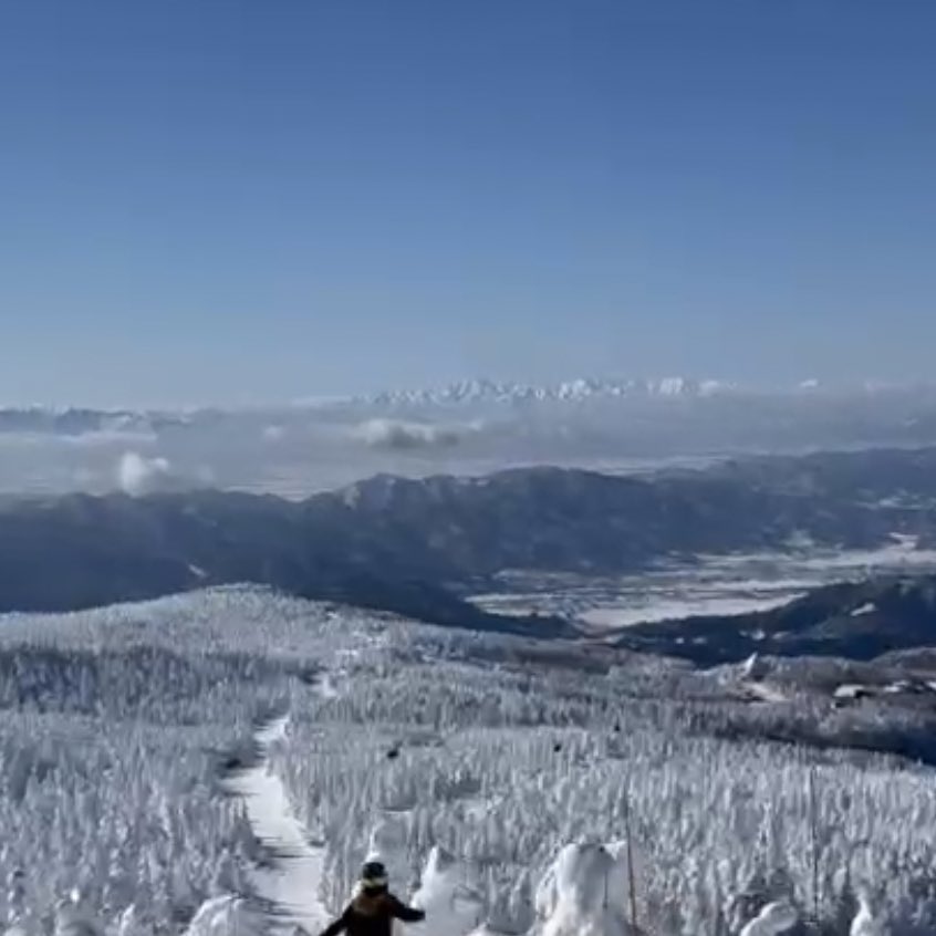 _pomkey's tweet photo. 最初で最後の仲間とのスノボ🏂

最高に楽しくて
涙が出ました。

人生で初めて澄んだ空を見た。
空が濃くて青かった。（無加工）

真昼間に見える半月が印象的でした🌛

行かせてくれてありがとう。
わがまま聞いてくれてありがとう✨ https://t.co/av4Q7434bW