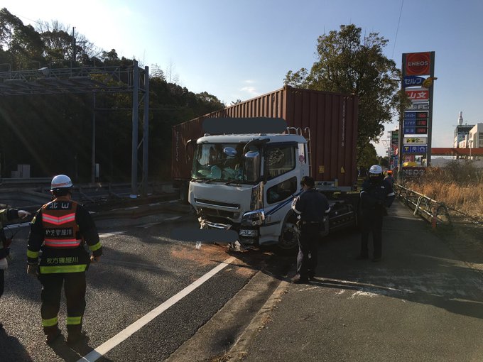 事故 国道1号 枚方市高野道付近でトレーラーが2車線塞ぐ事故 渋滞 現地画像まとめ まとめダネ