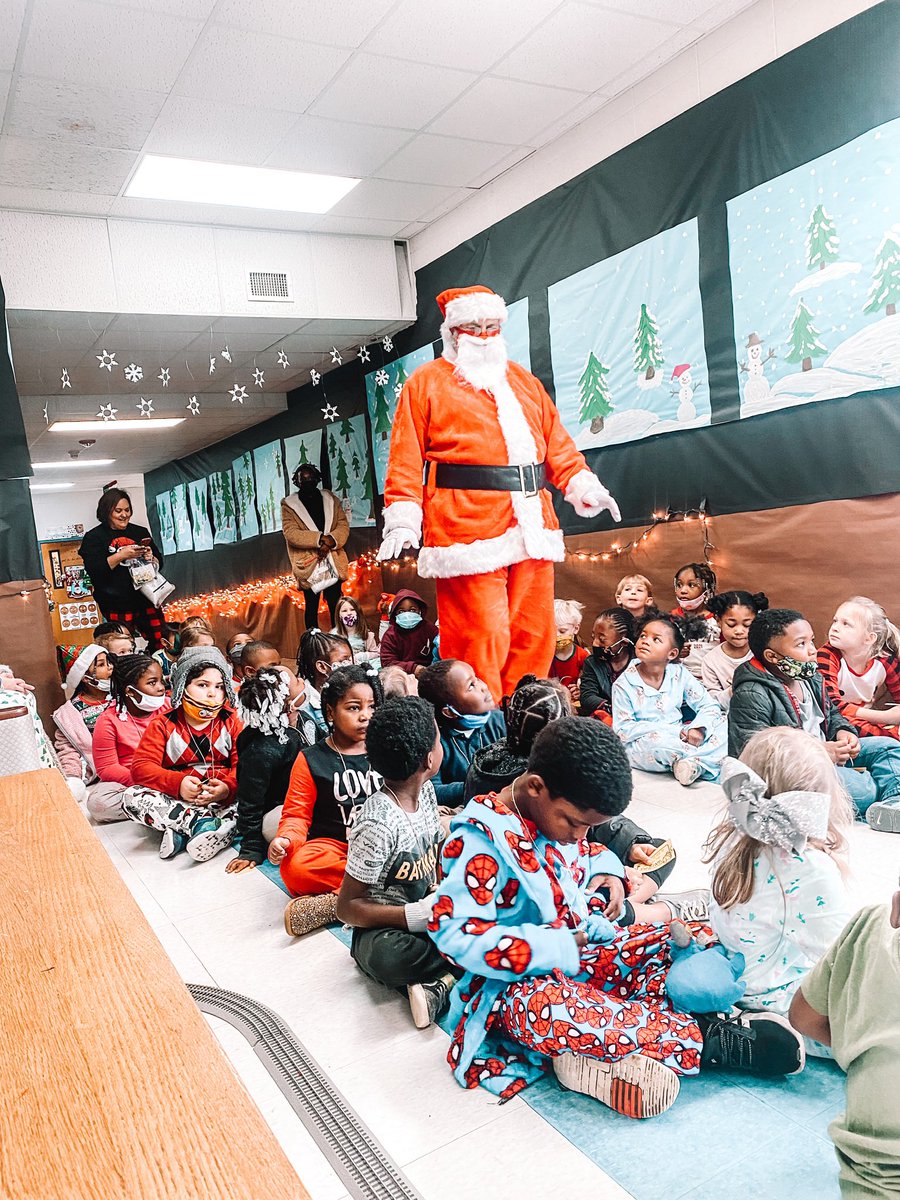 LenoxErin's tweet photo. Reminiscing on Christmas time and Polar Express fun @SudduthJackets! 🤶🏻 🎅🏻 🎄 🚂 https://t.co/7nzxsRpHpn