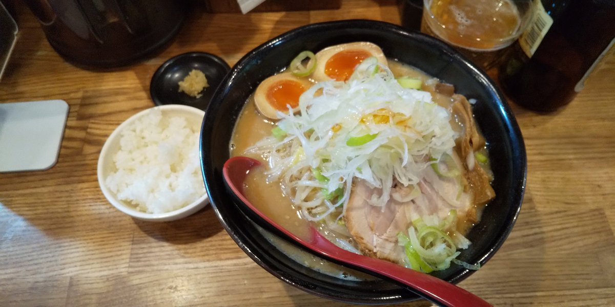 久しぶりの麺処花田さんにて味噌らーめん。安定の美味さ。野菜の旨味たっぷりのスープで汗だくになりながら完飲。美味でした、ご馳走さまでした！