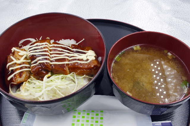 今日の日替わりランチは「照りマヨチキン丼」です✨ 照り焼きチキンにたっぷり からしマヨネーズがかかって食欲をそそります😋 日替り価格580円で提供しています👍 是非ご来店ください😊