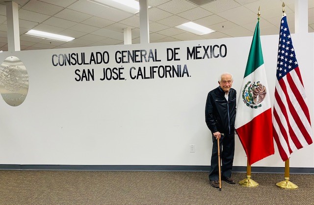 Visita al <a href="/consulmexsjo/">Consulado General de México en San José, Ca.</a> del señor Andrew Anthony Caridis, un estadounidense de 100 años de edad que lleva a México en el alma desde hace 75 años. Fundador del Colegio Caridis en Jalisco.
¡Gracias por confiar en México señor Caridis! <a href="/AlejBolognaZ/">Alejandra Bologna</a>