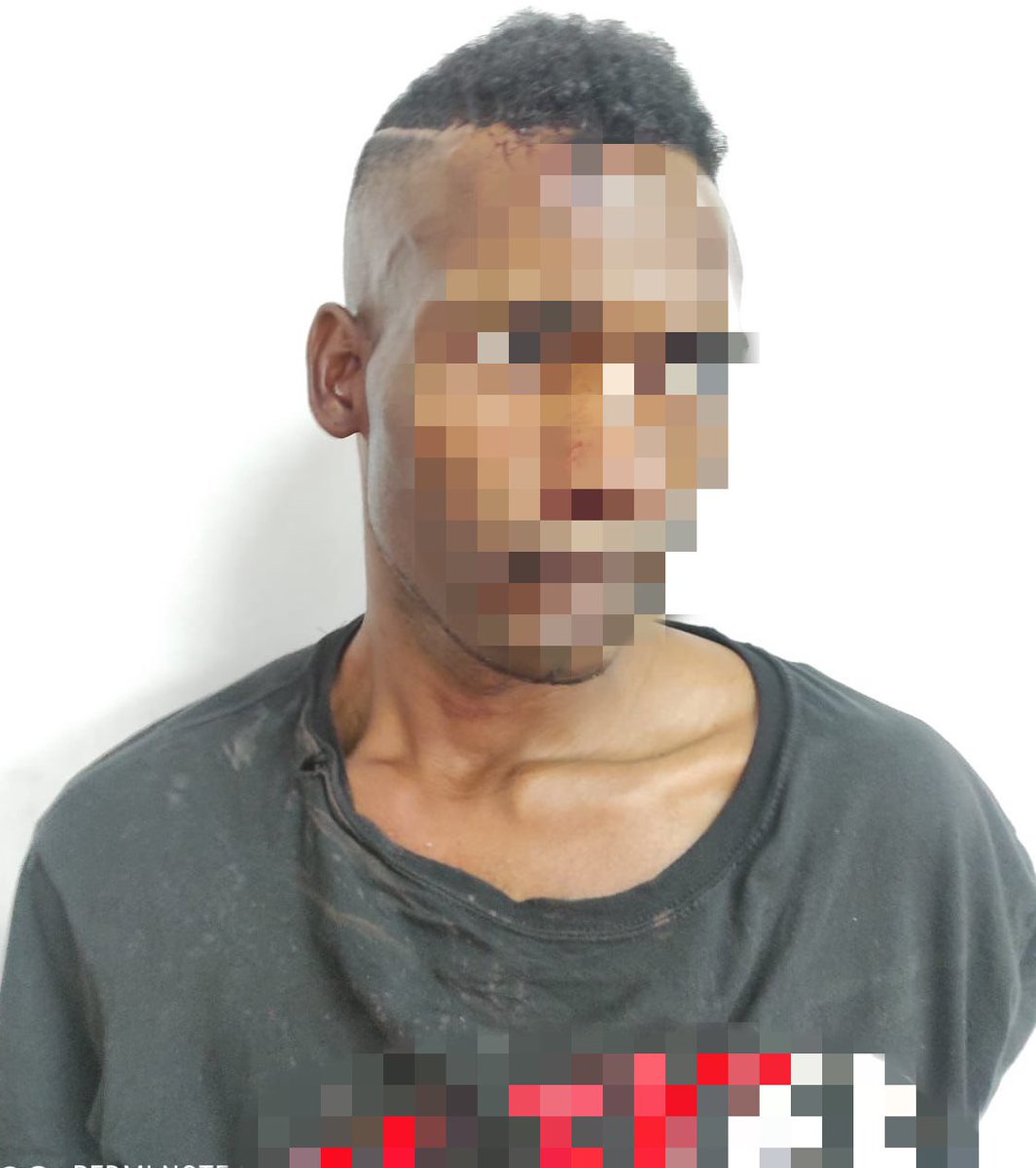 radiolimontv's tweet image. PoliciaEcuador: SIN TREGUA AL DELITO 👊🏻

Aprehendimos al ciudadano Luis C., presunto autor de ROBO A PERSONAS bajo amenazas con arma blanca (cuchillo), en la cooperativa Independencia #GYE.

👉🏻Registra 5 detenciones anteriores

#PlanRescateEcuador 
#Trab…