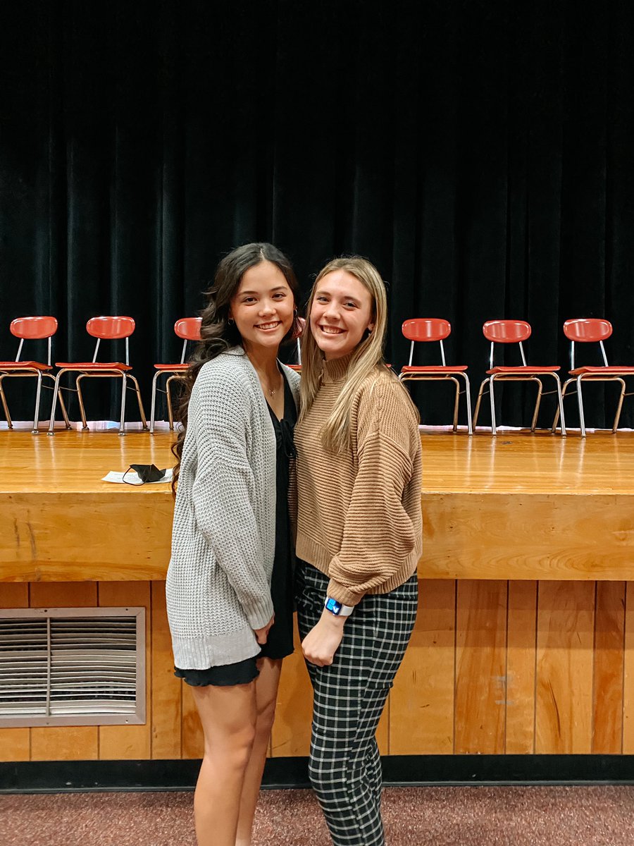 makaylabrantl3y's tweet photo. We put the ‘student’ in ‘student-athlete’ tonight! Smyrna High’s newest National Honor Society members📚📚 #teamnc #studentathlete #offthefieldwork @TeamNCHinde https://t.co/OhjN8dWJXC