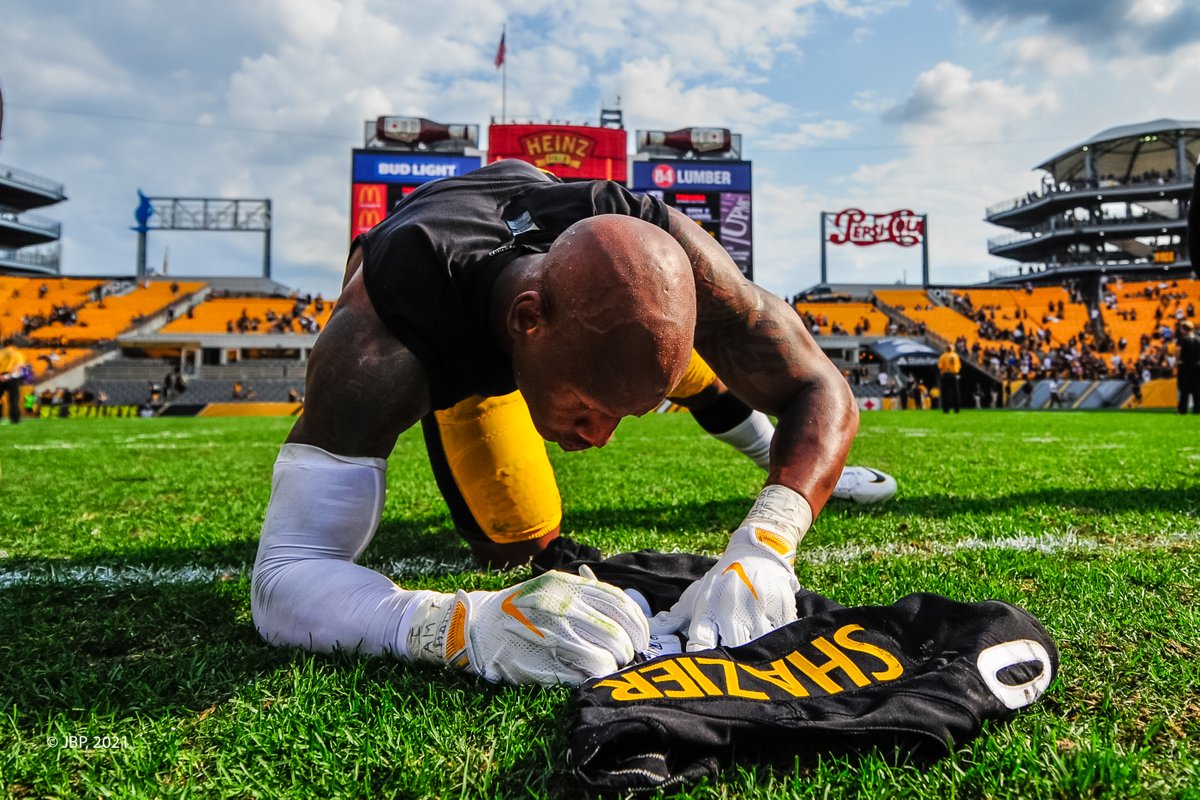 My shot of <a href="/RyanShazier/">Ryan Shazier</a> signing a jersey after the game.  9/17/2017
Nikon D3, Tokina 17-35, shot <a href="/1/">1</a>/6400, f4.5, ISO 640