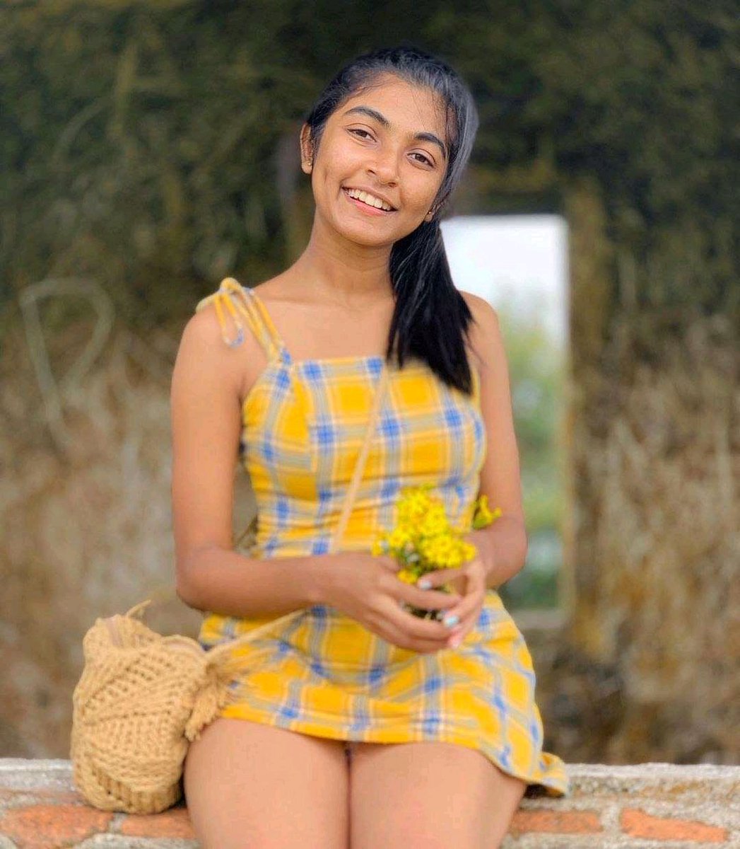 පෘථිවියේ ලස්සනම කෙල්ල 😒😒