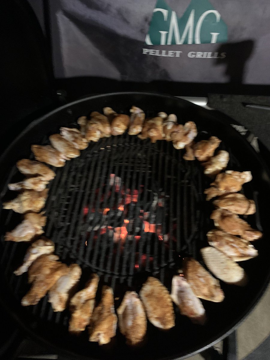 405BackyardBBQ's tweet photo. Got some chicken wings on the new @WeberGrills 22” kettle! https://t.co/1eTilYe72l