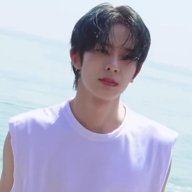 CHULSOOJJONG's tweet photo. hear me out…. lee heeseung in white https://t.co/Vm66iYXMWe