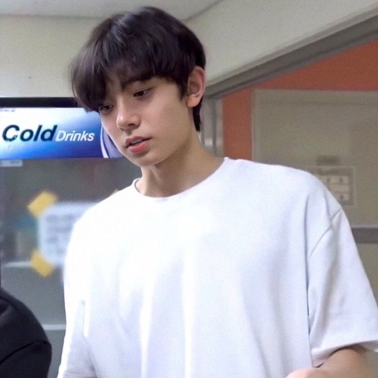 CHULSOOJJONG's tweet photo. hear me out…. lee heeseung in white https://t.co/Vm66iYXMWe
