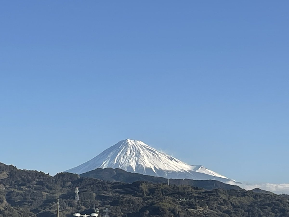 おはようございます😊 静岡市は今日も晴れ☀️です。 富士山は今日も綺麗にお目見えです🗻 今日も寒いですね。あちこちで大雪にて大変な状況になっていますが、くれぐれも注意して下さいね。 今日も一日