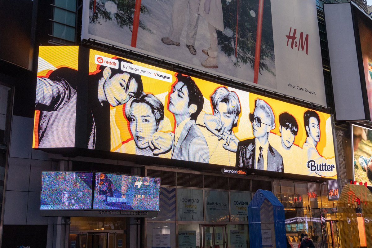 borahae_BTS's tweet photo. ¡Felicitaciones a u/bebe_sope y u/fudge_bro, ganadores del concurso Permission to Billboard!
Están mostrando su amor por @bts_bighit @bts_twt de una manera importante con sus propios diseños de vallas publicitarias en vivo en Los Ángeles y Nueva York. 🙌 https://t.co/JaCbriCK4x