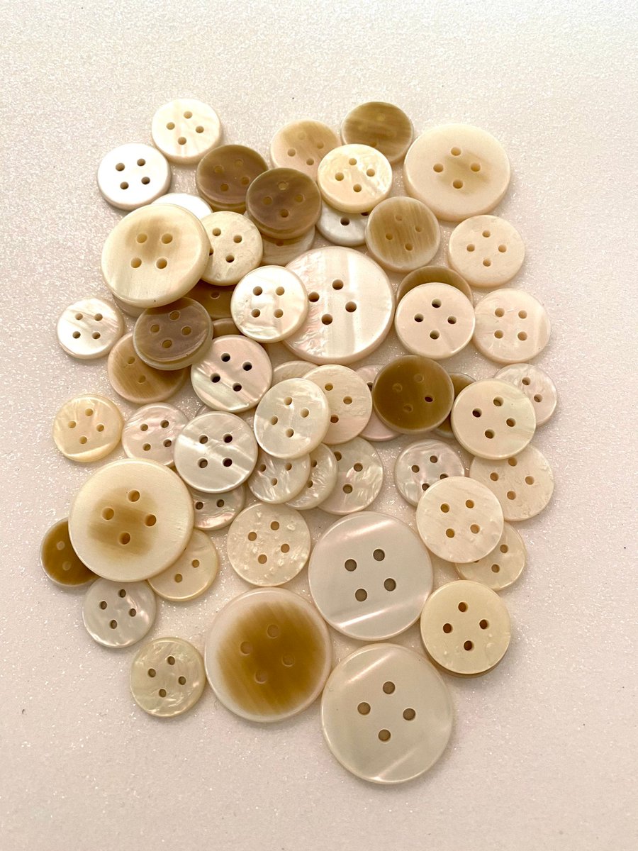 BySupply1's tweet image. 115 Vintage 23mm 20mm 18mm 15mm round mink/iridescent buttons ivory plastic buttons assort 4 holes lot of 115 by BySupply tuppu.net/24caf281 #bysupply #Etsy #AssortedSizes