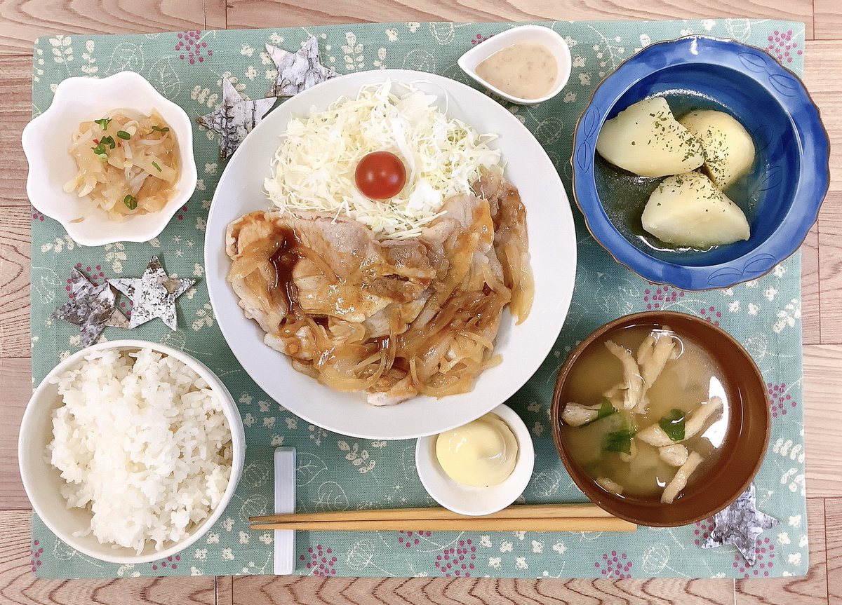 本日の夕食はごはん🍚がすすむ『ポークジンジャー〜特選生姜焼きだれ〜』です。豚肉🐽を生姜がタップリ入った甘辛だれで炒め合わせました😆食堂でお待ちしてまーす👍