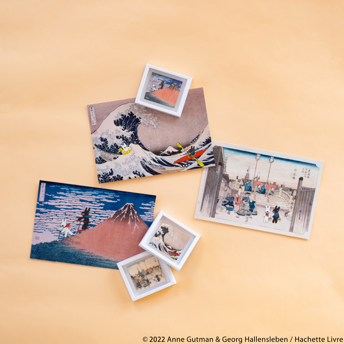 リサとガスパール オフィシャル グッズ情報 浮世絵コラボシリーズが公式オンラインショップでも好評販売中 扇子やポーチなど 江戸時代の浮世絵師である葛飾北斎や歌川広重による作品の世界に溶け込んだふたりのグッズが楽しめます T Co