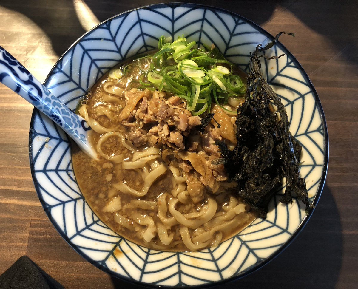 【肉ト麺マクロ】中央区高砂の「肉ト麺マクロ」で「背脂醤油うどん」を頂きました。オープンほやほやのお店です。白木原の時と違ってラーメンはありません。煮干しを使った独創的なうどんが食べられます。