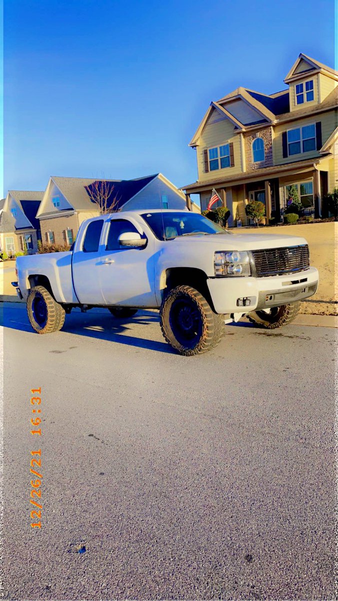Luk3b36's tweet photo. Y’all ain’t neva gonna see me stress no mo I own it all to the man upstairs 🙏🏽💙 #love #Chevrolet #4x4 #SilveradoEV #Silverado #Country #CountryBoy https://t.co/9wVFhduist