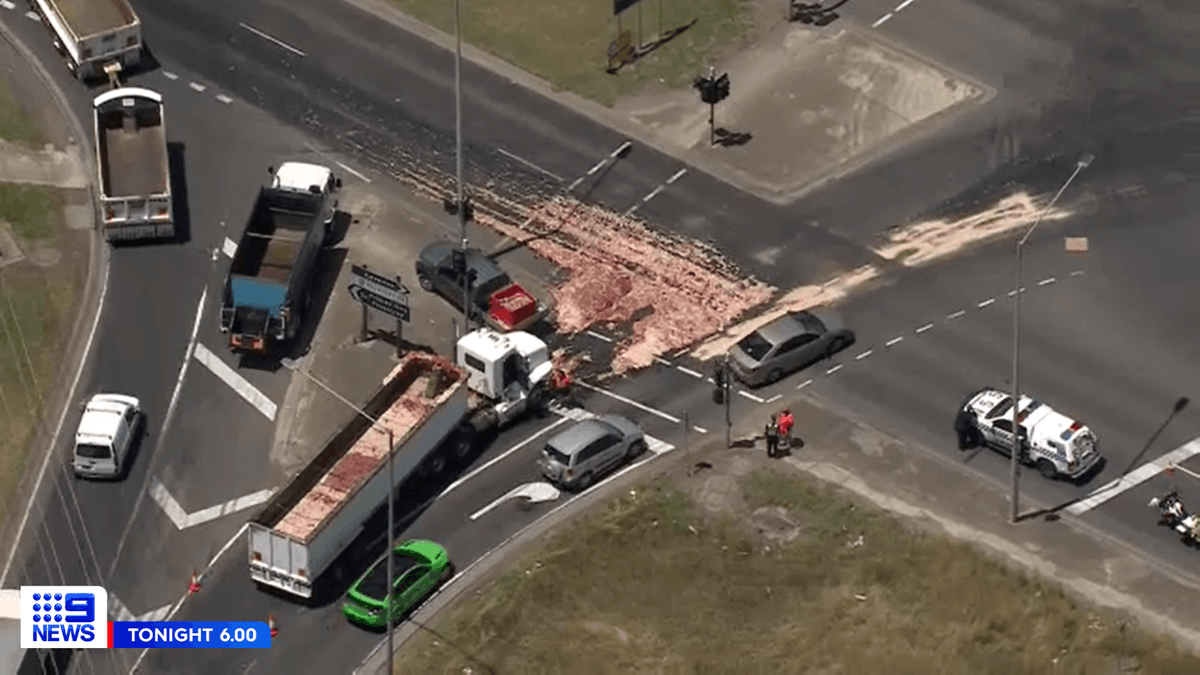 9NewsMelb's tweet photo. MEAT SPILL: The left lane of the M80 Boundary Road exit ramp has been CLOSED due to a truck spillage of animal entrails and meat waste.

The Department of Transport has warned that the gruesome cleanup "will take some time."

MORE: https://t.co/vEcwb05j0U

#9News https://t.co/FCGUqhU6xP
