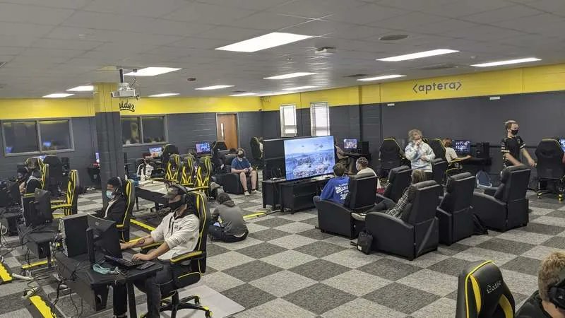 FWCommSchools's tweet image. No matter what your niche, FWCS has a place for you. At Snider, many students found their place in esports. #opportunitiesawaitatFWCS #sparkinginnovation
buff.ly/34wVoMG