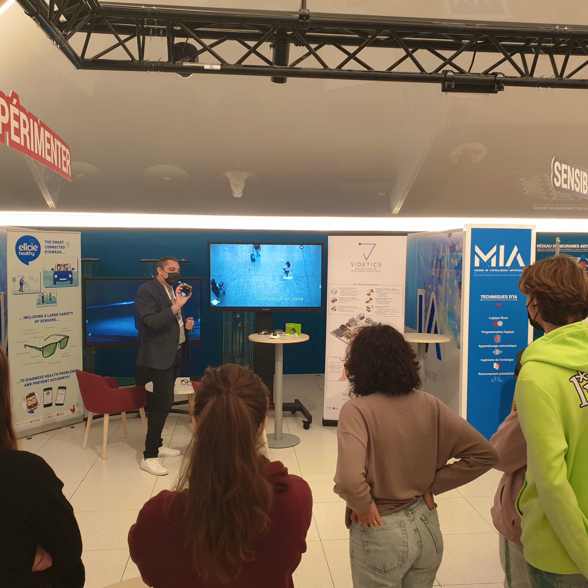 Maison_IA's tweet photo. 🎓 Moment de partage à la MIA avec une classe du @CoIV_LIV_CIV 🤖 

➡️ Les élèves ont suivi divers ateliers pour comprendre et expérimenter l'#IA, ses techniques et usages, ainsi que l'importance de l'éthique 🦾

➡️ Découverte du parcours de Li Yang, data scientist @CNRS_DR20 https://t.co/o2k3QD2JpQ