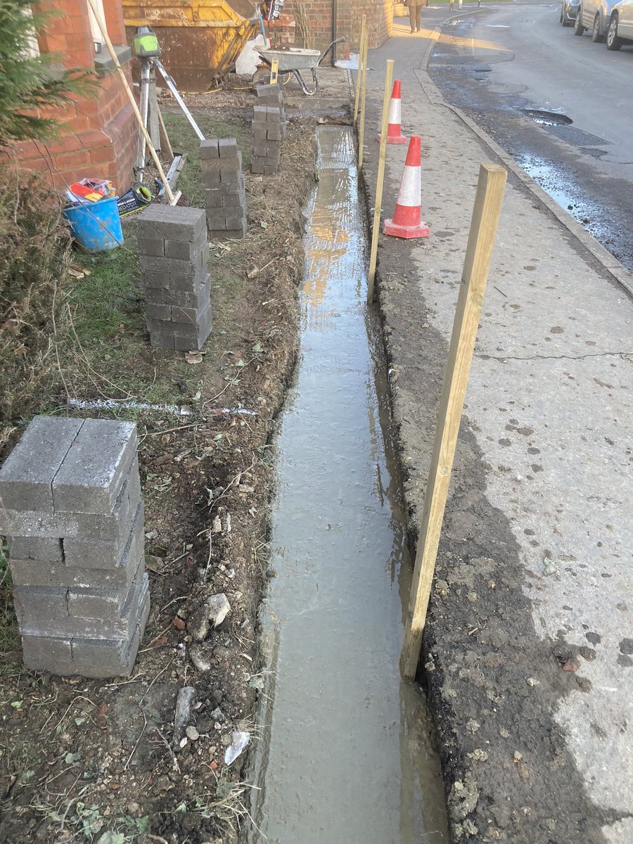 R_WBuilding's tweet image. New garden wall completed yesterday in Alford. 💪👷🏻‍♂️🧱