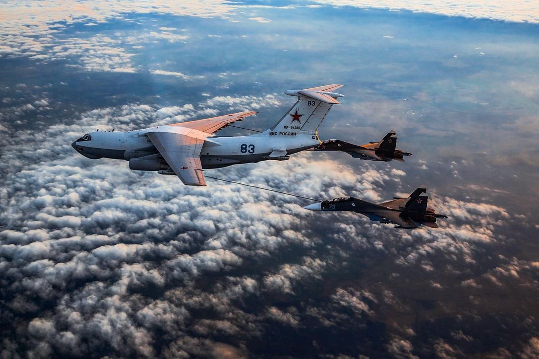 qretaxyeta's tweet photo. Взгляд на процесс воздушной дозаправки со стороны.
Ил-78 и Су-30СМ морской авиации Балтийского флота.
📸 chkala_crew https://t.co/CfCKe8GkiX