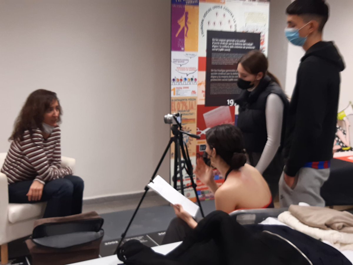 lavozahogada's tweet photo. Ahir els alumnes de l'Ies Maria Espinalt (Poblenou) van assistir al procés d'últims assajos abans de l'estrena, i van entrevistar a part de l'equip.
La memòria té futur. ✊
#DonesquevanContruirBarris #RecuperarMemoriaHistorica #MemoriaDemocràtica #lafiladora https://t.co/xmh1CoYC1v