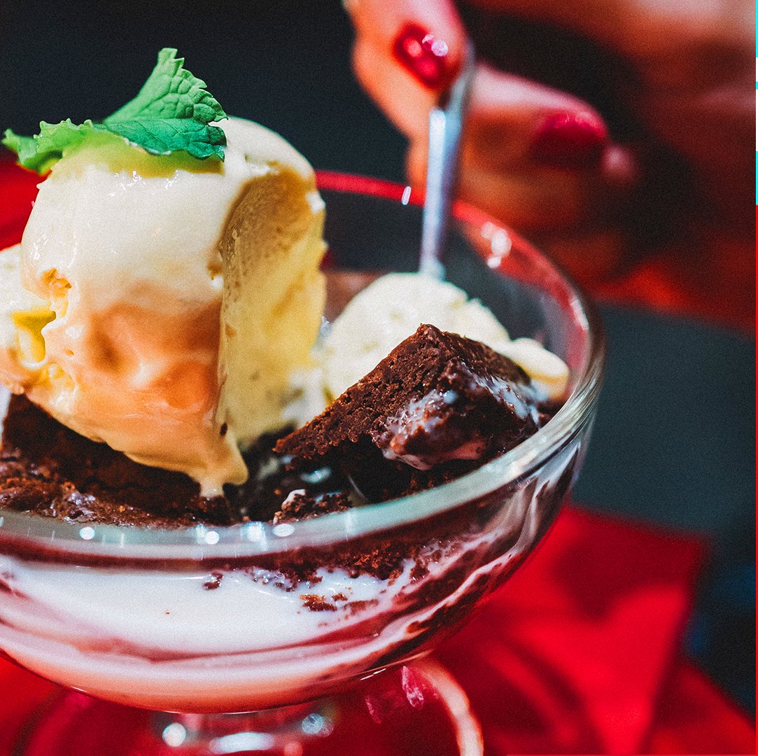 Veas cuando veas esta foto es fiesta,
y viernes,
y YUHUUU!  🎉🎉🎉

Y es que nuestro Brownie Balinés es... es...
Me he quedado sin palabras.

¿Nos lo cuentas tú?
 
reservas: tuktukstreetfood.es/reservar

#FelizJueves