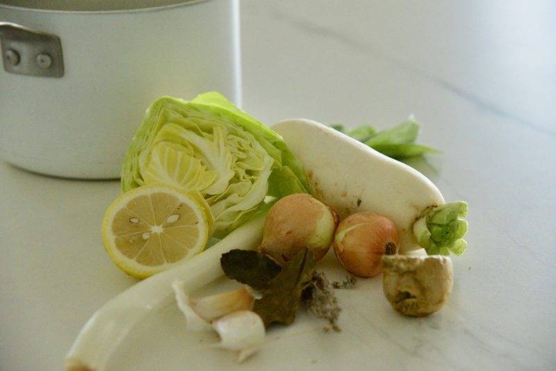 SHIGETA_JAPAN's tweet photo. この時期すこし食べ過ぎてしまったあなたへ
「消化を休めるハーブのブイヨン🌿」
残りもの野菜（皮も！）とハーブ、スパイスをことこと煮出したブイヨン（出汁）が体を休めてくれます。

玉ねぎ、セロリ、カブ類（大根でもなんでもOK）、人参、長ネギなど。フェンネルもあればぜひ。
そこに…
↓ https://t.co/6jdNzrAApV