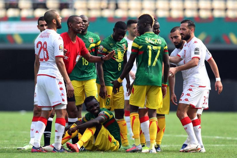 lequipe's tweet image. Au centre d'une polémique en raison de ses décisions de fin de match, mercredi, l'arbitre de Mali-Tunisie (1-0) aurait été conduit à l'hôpital pour passer des examens en raison d'une insolation ow.ly/7wZl30s77JY