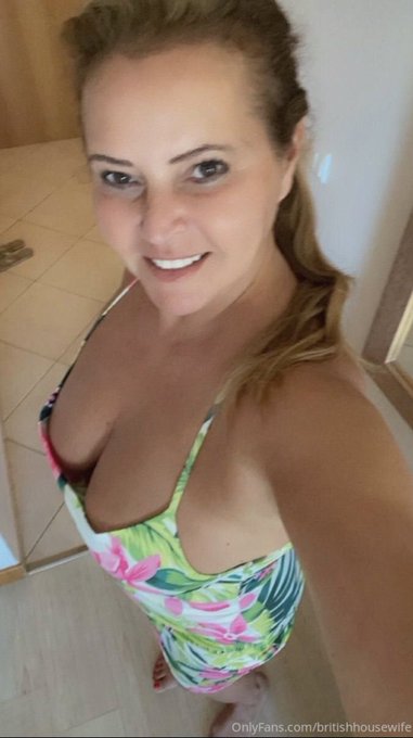 Unique Creator - Your Favorite Housewife❤️&zwj;🔥's pics and videos Feed Full Access - Unlocked Page - FI9BIfEXEAMgqMe jpg:small