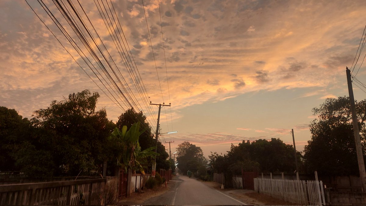 " เมื่อพูดถึงตอนเช้าฉันเหมือนจะได้เก็บภาพสวยๆของเมื่อเช้ามาอยู่นะ "

ถึงตอนนี้จะสายจนตะวันจะกินหัวอยู่แล้วก็เถอะ