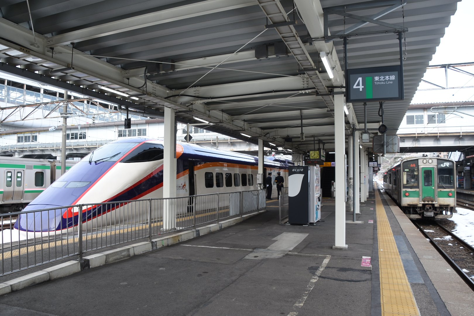 ユウタカ 本日 早朝に発生した東北新幹線郡山駅 構内でのポイント故障の影響で 山形新幹線は新庄 山形 福島間の折り返し運転を実施 普段は顔を見せない福島駅在来線ホームにe3系つばさが入線 この光景は昨年2月の福島県沖地震の際にも見られた