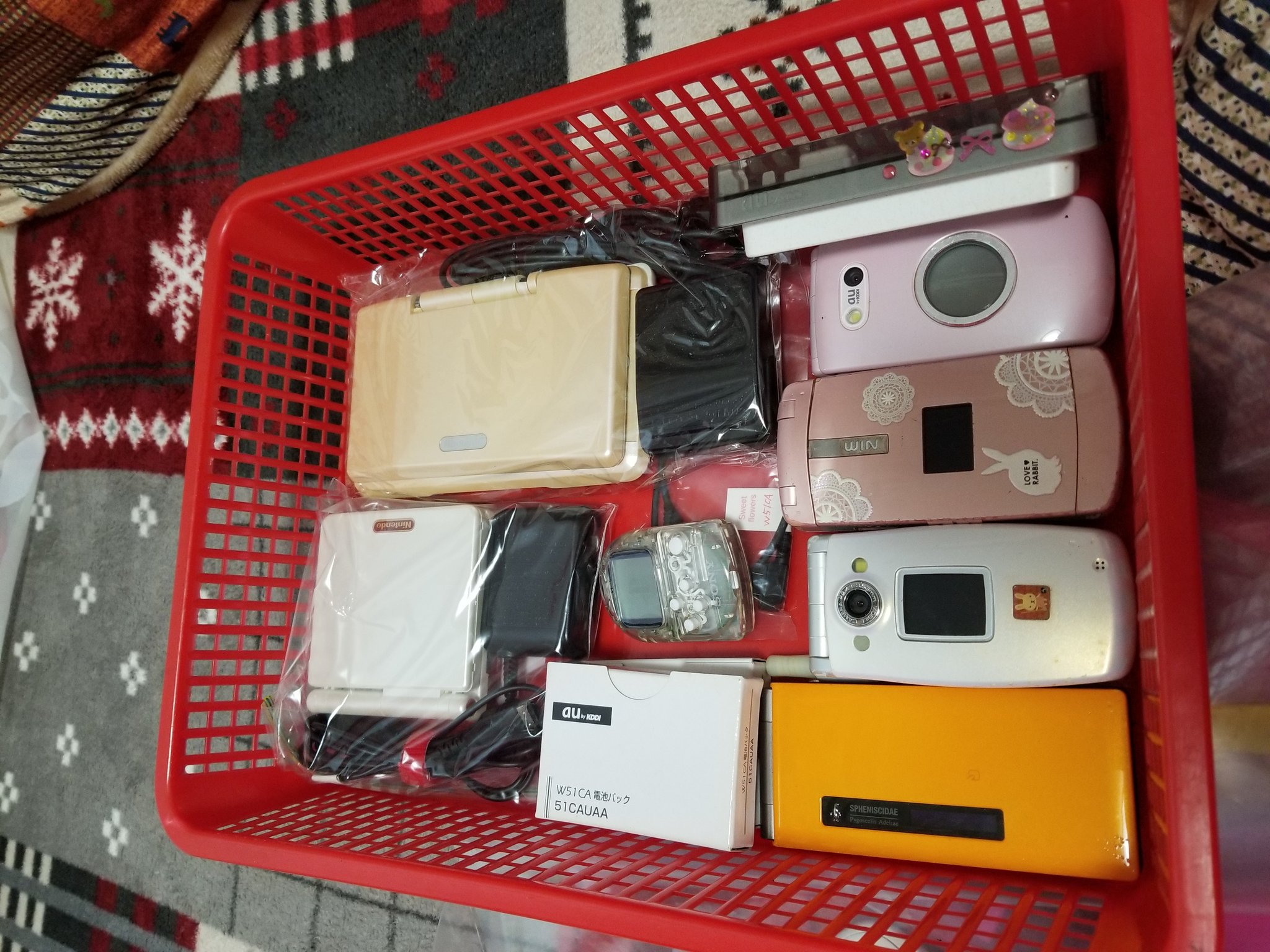 あれい 色々と発掘 ガラケーa5512ca 丸窓のピンク が一番いいサイズだった 片手操作が懐かしい スマートウォッチコレにならないかな 腕につけてると誤操作が多い T Co Eypdlenbzs Twitter