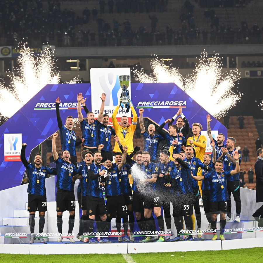Inter_id's tweet photo. 🏆 | TROFI

Ini dia: Sekarang #SupercoppaFrecciarossa adalah MILIK KITA!

#IMWinner https://t.co/XbGXejKGLo
