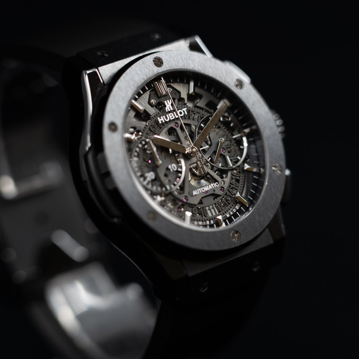 DiscerningTime's tweet photo. Absolutely love this @Hublot Aerofusion Black Magic. Sparkles in the light. Check it out over at https://t.co/BihOOM7Z1v. $12,250. Over 20% off the retail price. #hublot #watches #watchesofinstagram #watchcollector #timepiece #horology #watchsnob #Luxury #watchgeek #watchlovers https://t.co/XLgd9yUxP7
